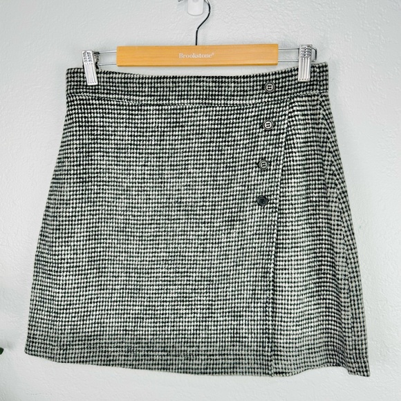 NWT RYLEE + CRU BLACK grey HOUNDSTOOTH 3 Button Faux Wrap Mini Skirt - Picture 1 of 7